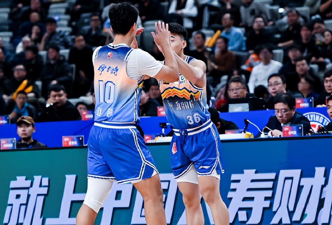 徐杰三双广东险胜北控郭昊文24分同曦胜新疆
