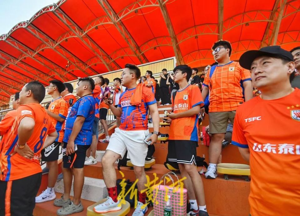 包含2届亚冠冠军教头因病回国！韩鹏一箭双雕，带队热身5:2取胜的词条