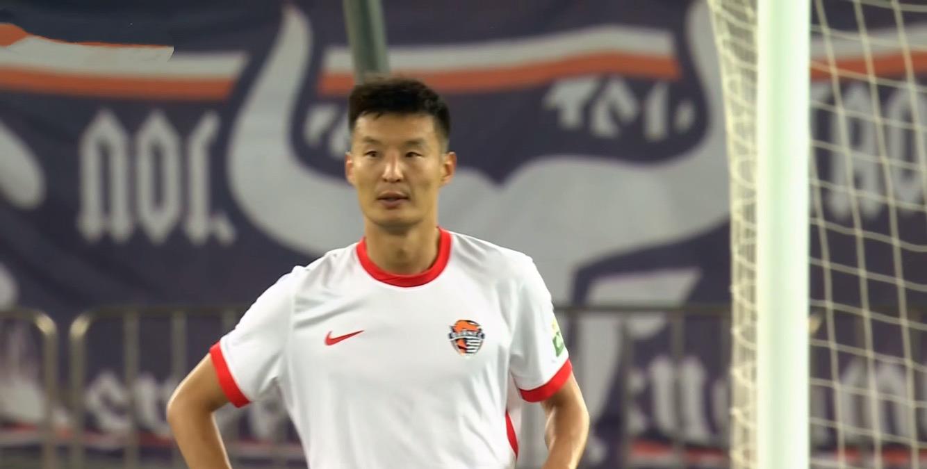 海牛后防送大礼，三镇2-0拼下保级战，李霄鹏苦笑一只脚踏入中甲