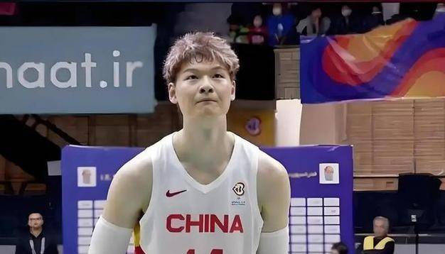 曝王哲林三年顶薪续约上海上赛季场均14.8分8篮板的简单介绍